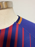 Plano detalle de las costuras del cuello y de la tira con la bandera catalana (vista lateral izquierda)