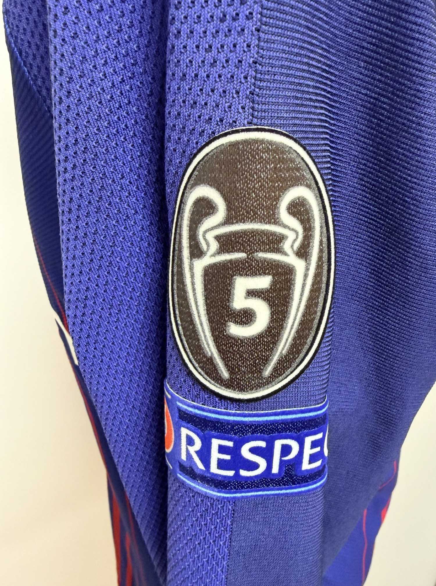 Plano detalle del parche de Copa de Europa con 5 en el centro sobre el parche de UEFA RESPECT