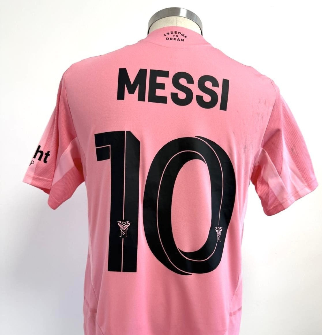 Vista posterior del dorsal 10 y serigrafia de Messi