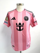 Vista frontal de la camiseta matchworn de Leo Messi, se observa el escudo del club, logo adidas y patrocinador principal, con los parches oficiales del torneo en brazo derecho.