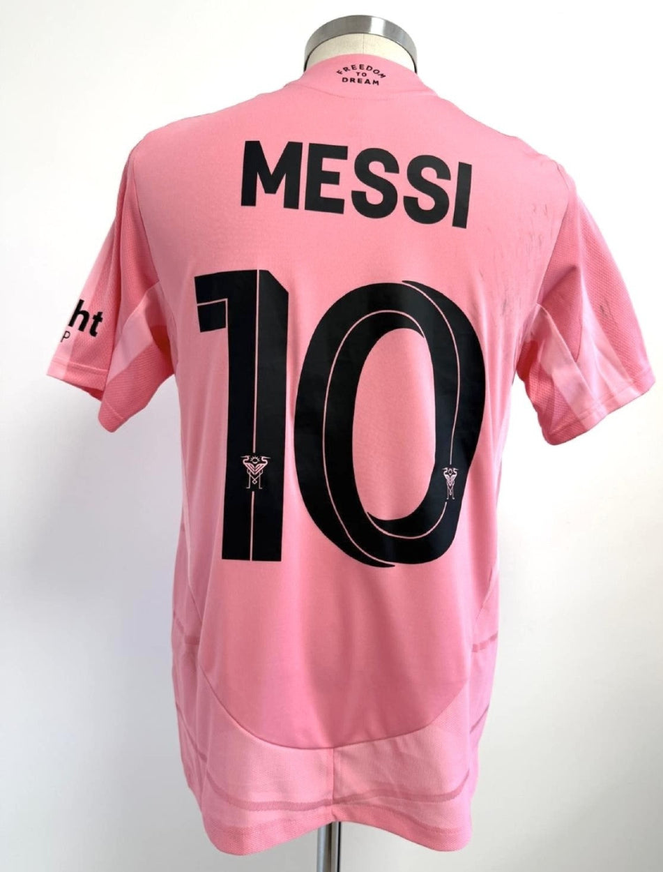 Vista completa de la parte posterior de la camiseta usada por Leo Messi. Se observa el dorsal 10 y el apellido Messi.