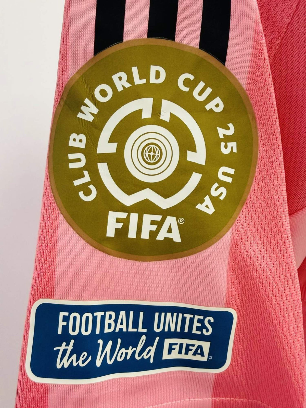 Plano detalle del parche oficial del torneo lub World Cup 25 USA FIFA