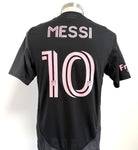 Vista posterior con dorsal 10 y apellido Messi