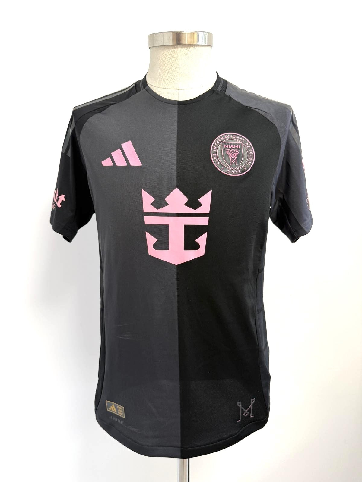 Vista general de plano anterior. Logotipo rosa, escudo Inter Miami FC y sponsor principal.