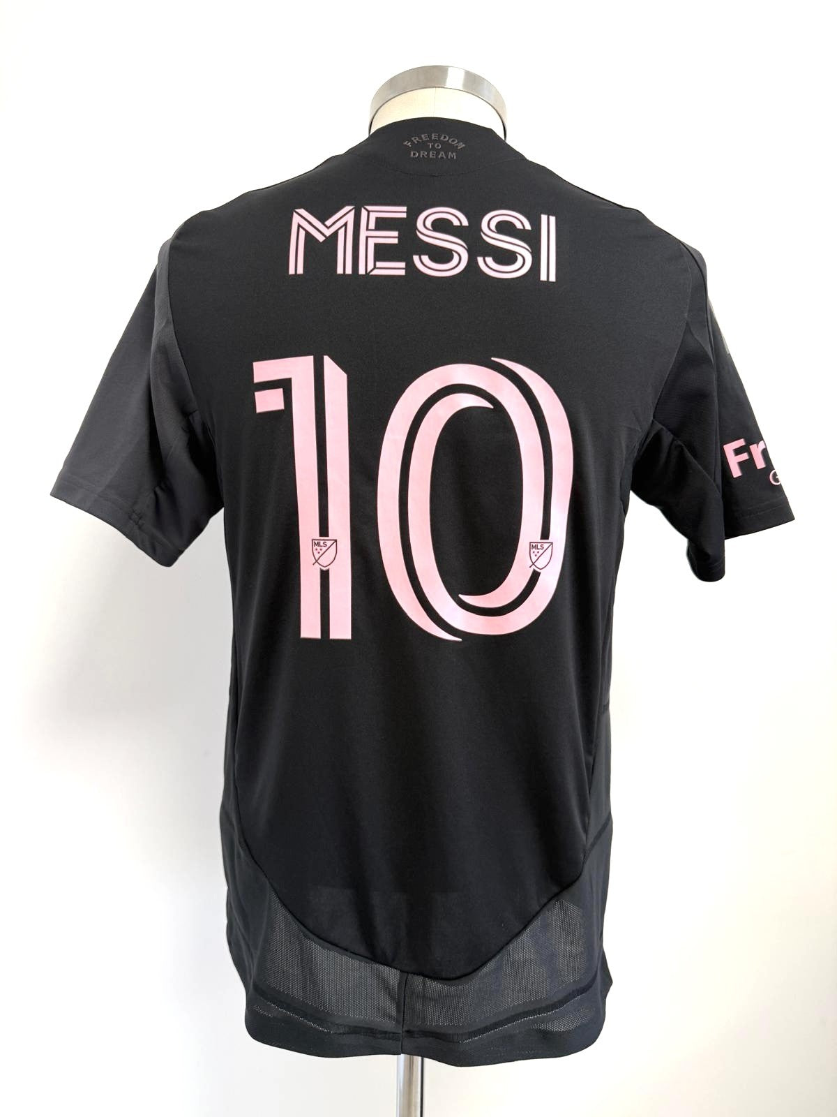 Vista posterior con dorsal 10 y apellido Messi.