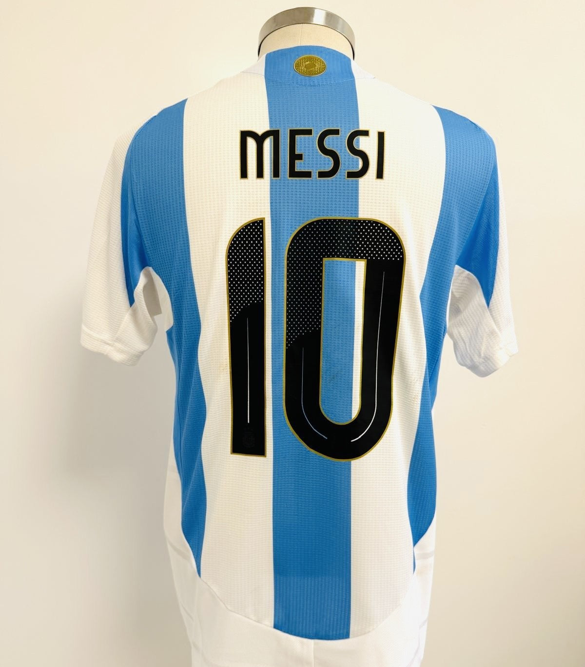 Vista general de la camiseta en plano posterior. Dorsal 10 y apellido Messi