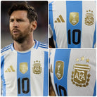 Comparativa de la imagen del jugador en el segundo tiempo con la camiseta en venta. 