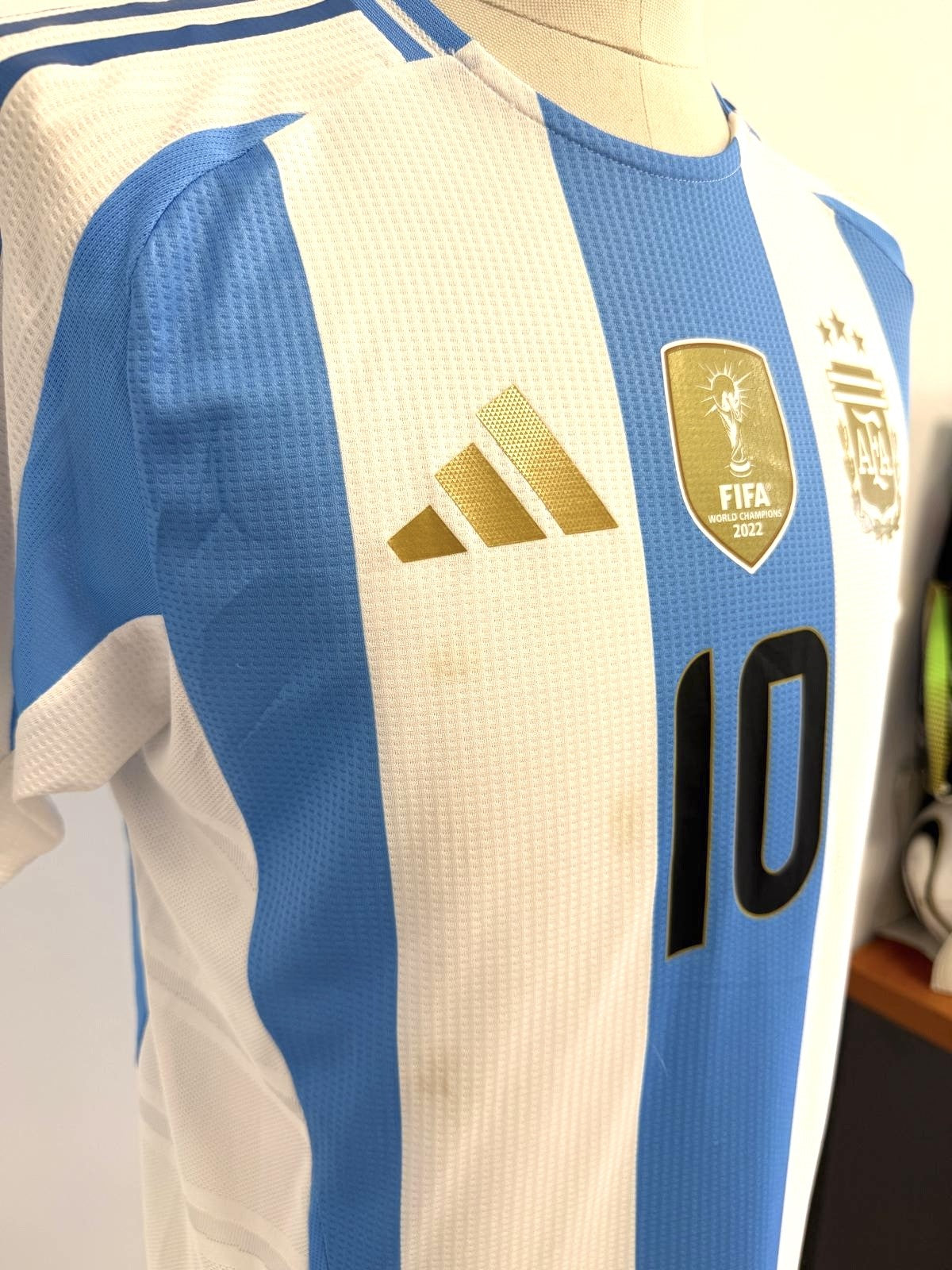 Plano detalle de manchas bajo el logo de adidas.