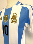 Plano detalle con vista en 45º del la zona de escudo AFA, dorsal 10, escudo FIFA Campeones del mundo 2022