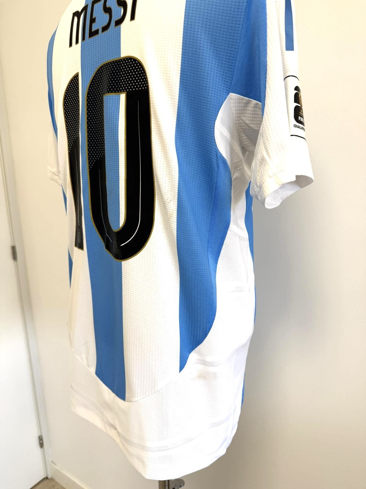 Plano lateral del dorsal 10 con apellido Messi.