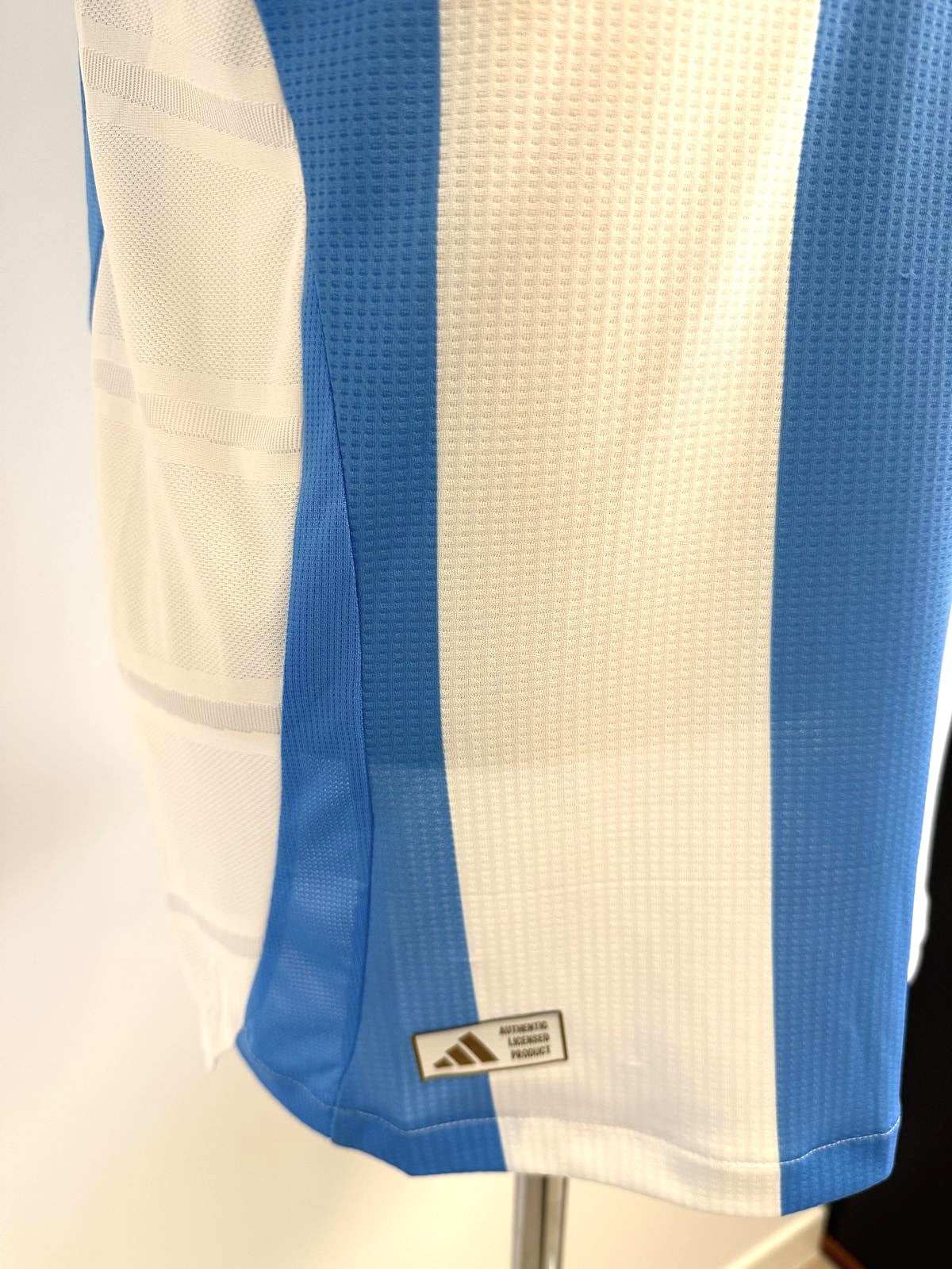Detalle del tejido y etiqueta adidas Authentic Product
