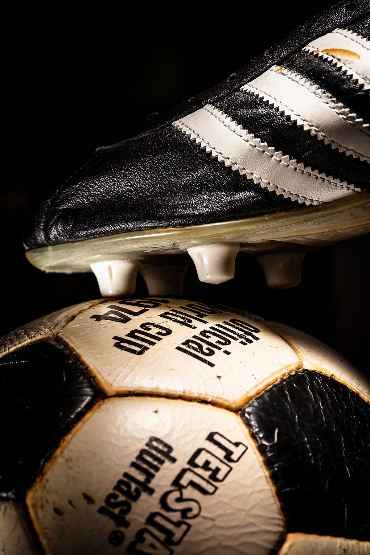 El balón Telstar durlast del mundial de Alemania 1974 junto a una bota adidas World Champion de 1975.