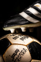 El balón Telstar durlast del mundial de Alemania 1974 junto a una bota adidas World Champion de 1975.